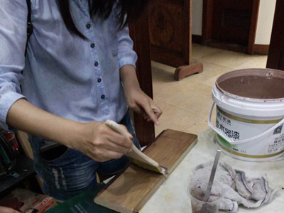 惠州客户亲自体验大荷品牌的水性户外木漆涂刷过程！
